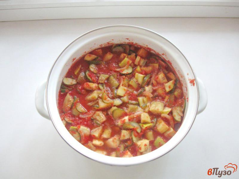 Фото приготовление рецепта: Салат из баклажанов, кабачков, лука и огурцов на зиму шаг №6