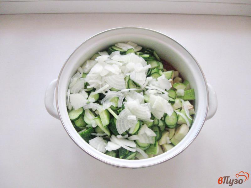 Фото приготовление рецепта: Салат из баклажанов, кабачков, лука и огурцов на зиму шаг №5