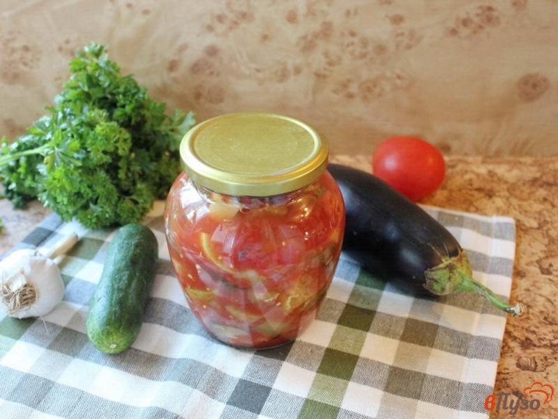 Фото приготовление рецепта: Салат из баклажанов, кабачков, лука и огурцов на зиму шаг №7