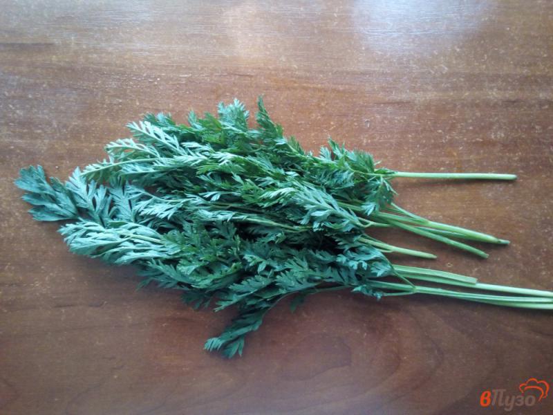 Фото приготовление рецепта: Помидоры с морковной ботвой шаг №1