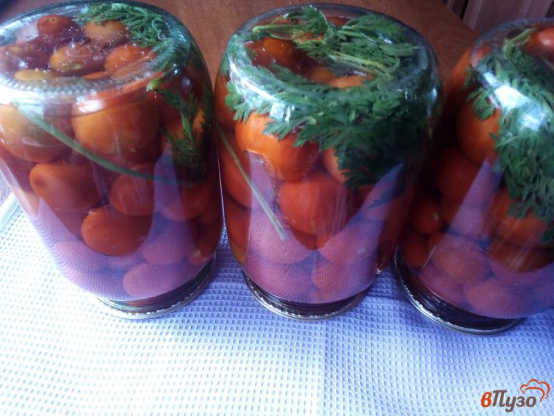 Фото приготовление рецепта: Помидоры с морковной ботвой шаг №7