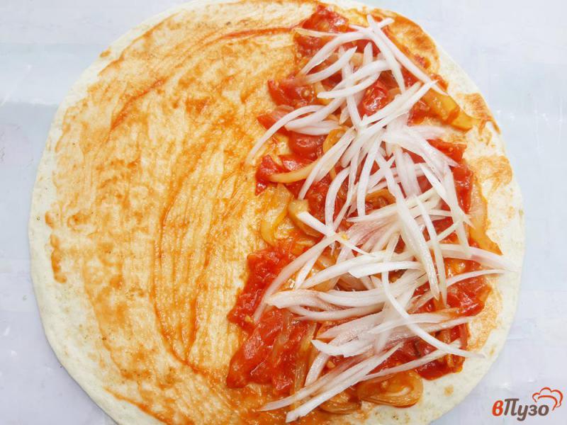 Фото приготовление рецепта: Мексиканские тако с курицей овощами и сыром шаг №4