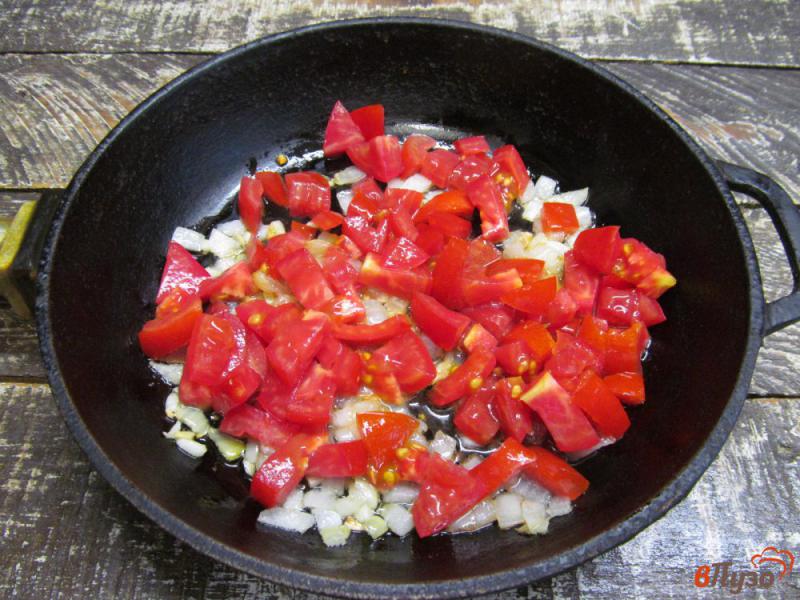 Фото приготовление рецепта: Макароны с томатом и яйцом шаг №2