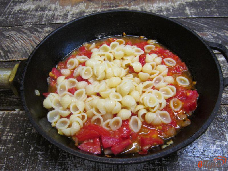 Фото приготовление рецепта: Макароны с томатом и яйцом шаг №3
