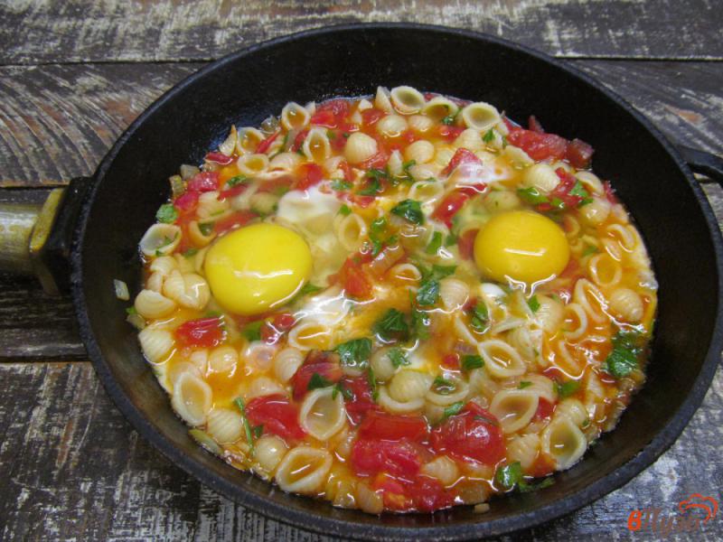 Фото приготовление рецепта: Макароны с томатом и яйцом шаг №4