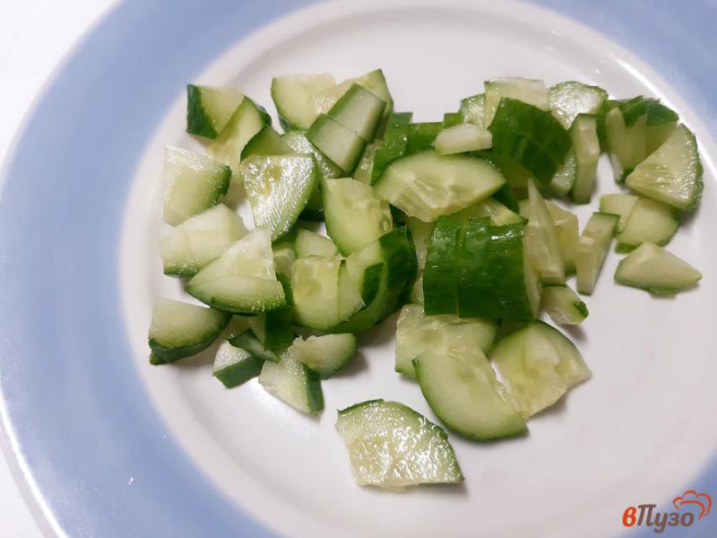Фото приготовление рецепта: Салат из капусты с оливками и сухариками шаг №2