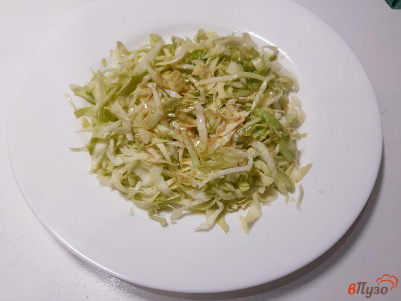 Фото приготовление рецепта: Салат из капусты с оливками и сухариками шаг №4