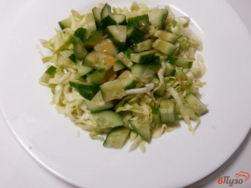 Фото приготовление рецепта: Салат из капусты с оливками и сухариками шаг №5