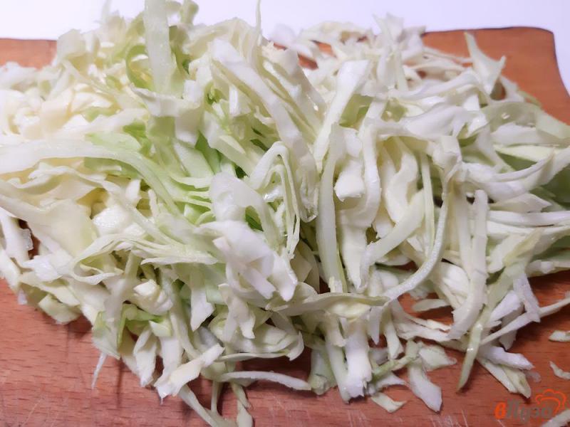 Фото приготовление рецепта: Салат из капусты с оливками и сухариками шаг №3