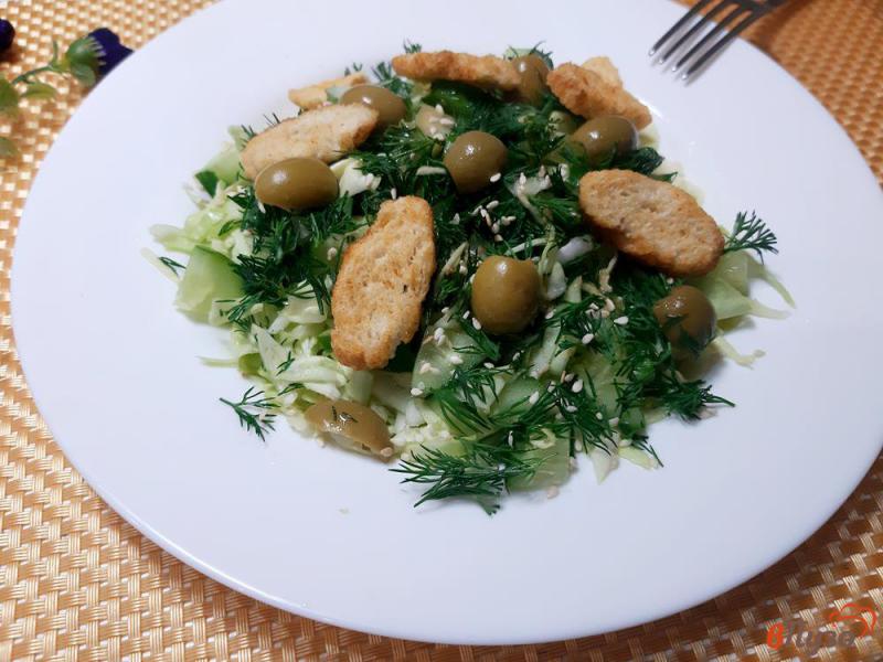 Фото приготовление рецепта: Салат из капусты с оливками и сухариками шаг №6