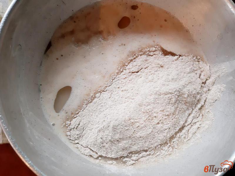 Фото приготовление рецепта: Хлеб пшеничный с цельнозерновой мукой и маслинами в мультиварке шаг №3