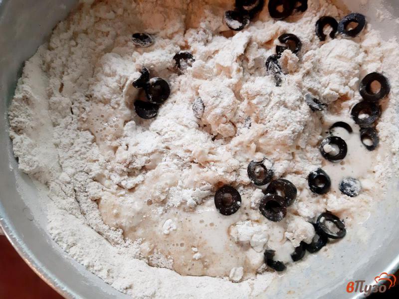 Фото приготовление рецепта: Хлеб пшеничный с цельнозерновой мукой и маслинами в мультиварке шаг №5