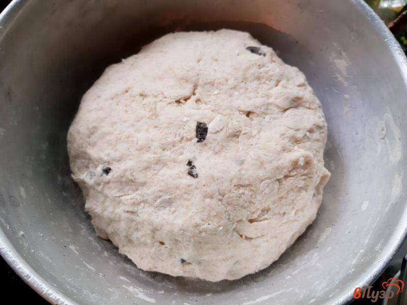 Фото приготовление рецепта: Хлеб пшеничный с цельнозерновой мукой и маслинами в мультиварке шаг №6