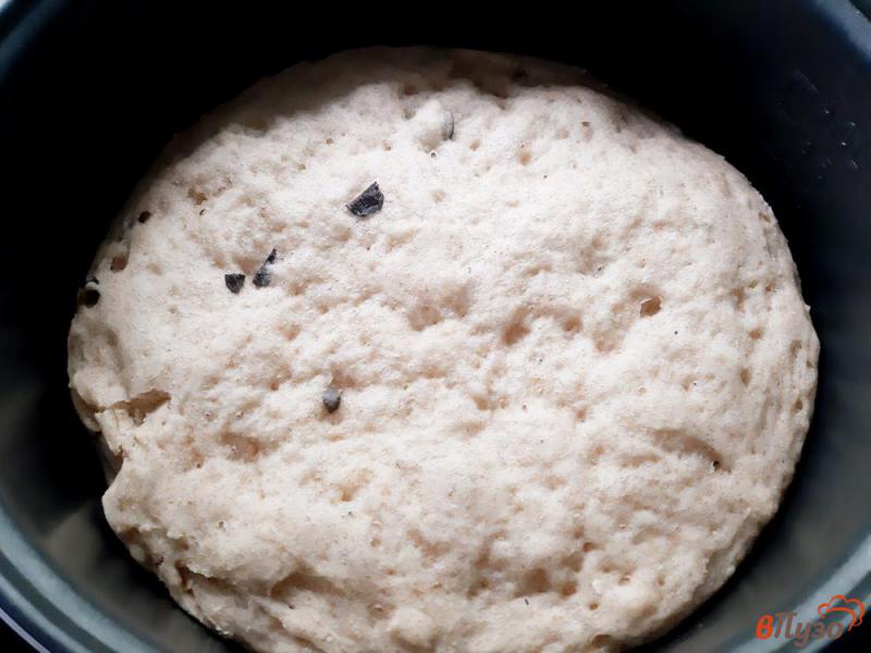 Фото приготовление рецепта: Хлеб пшеничный с цельнозерновой мукой и маслинами в мультиварке шаг №8