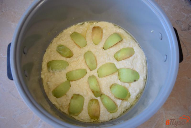 Фото приготовление рецепта: Творожная запеканка с яблоками в мультиварке шаг №4