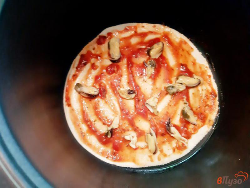 Фото приготовление рецепта: Пицца с мидиями и брокколи в мультиварке шаг №8
