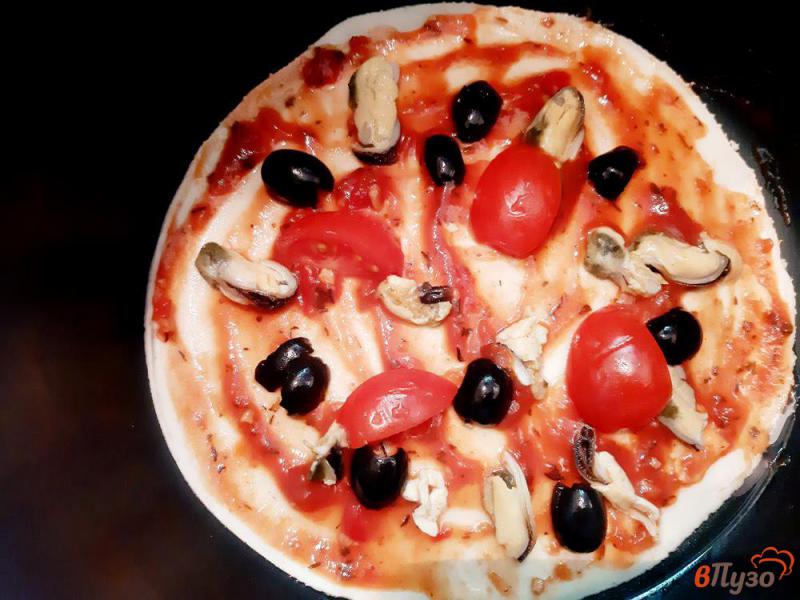 Фото приготовление рецепта: Пицца с мидиями и брокколи в мультиварке шаг №11