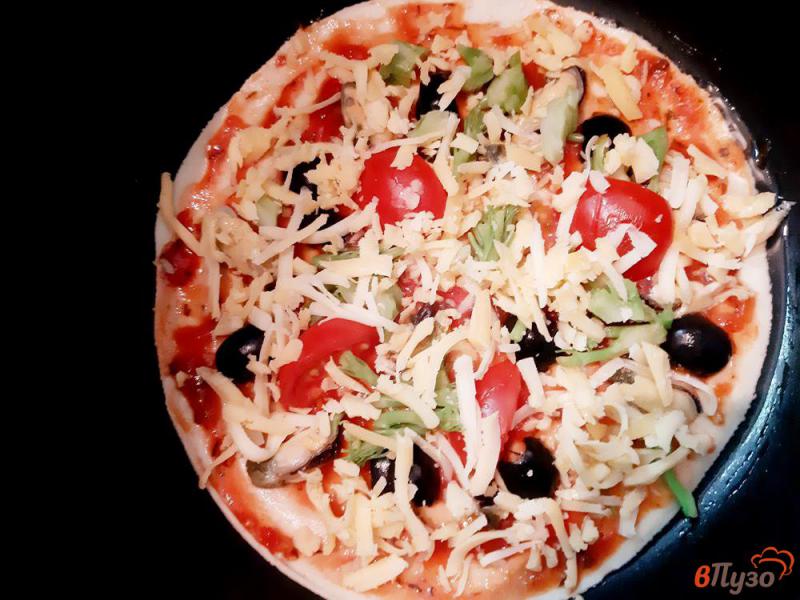 Фото приготовление рецепта: Пицца с мидиями и брокколи в мультиварке шаг №15