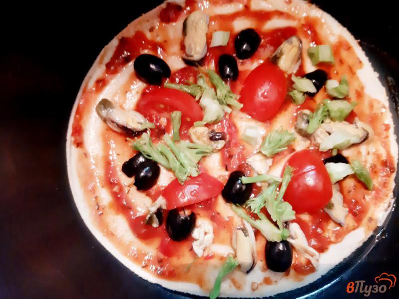 Фото приготовление рецепта: Пицца с мидиями и брокколи в мультиварке шаг №13