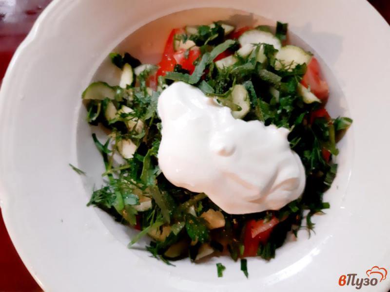 Фото приготовление рецепта: Салат овощной с руколой и сметанной заправкой шаг №5