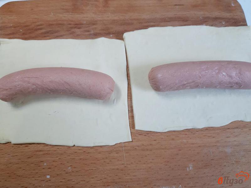 Фото приготовление рецепта: Сосиски в слоеном тесте с  кунжутом шаг №2