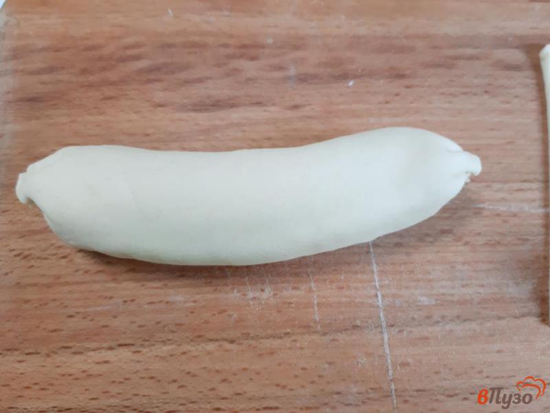 Фото приготовление рецепта: Сосиски в слоеном тесте с  кунжутом шаг №3