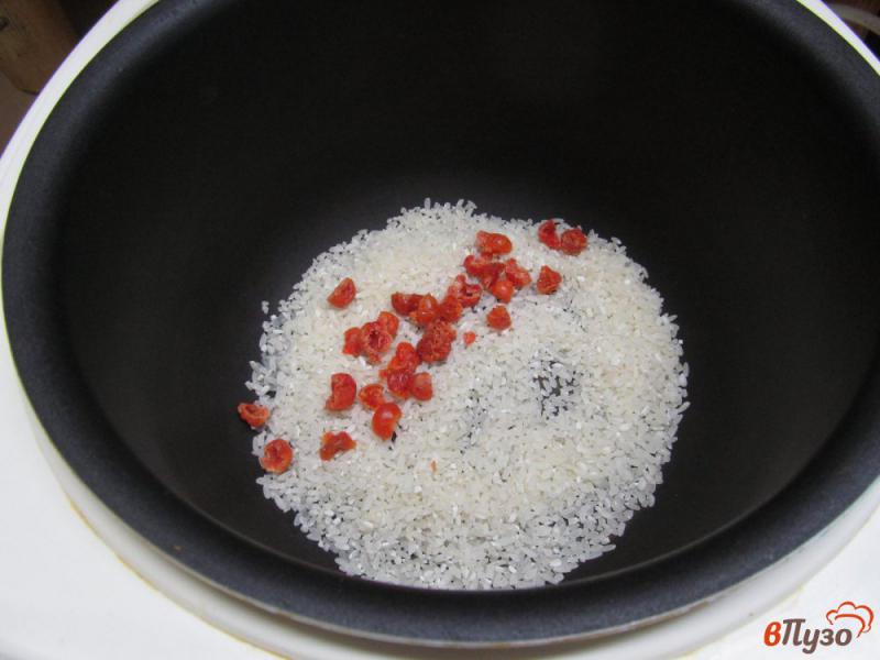 Фото приготовление рецепта: Рисовая каша на молоке с вишней в мультиварке шаг №2