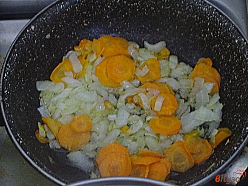 Фото приготовление рецепта: Суп с белыми грибами и стручковой фасолью шаг №7