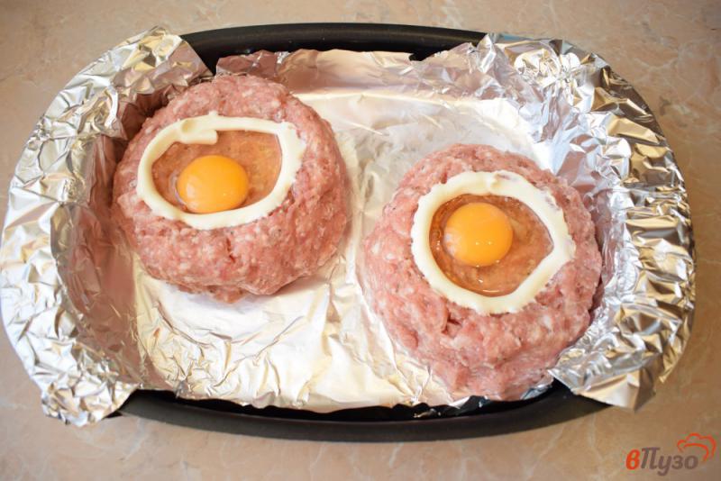 Фото приготовление рецепта: Мясные гнезда с яйцом шаг №2