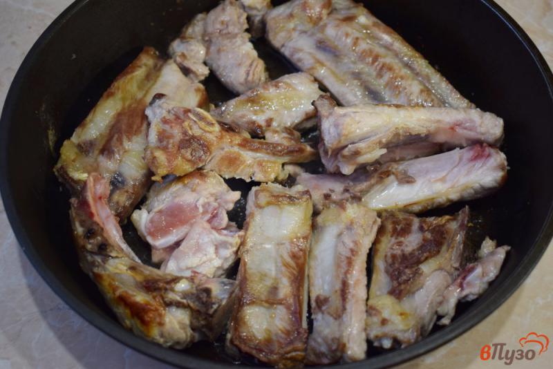 Фото приготовление рецепта: Свиные ребрышки с соевым соусом и базиликом шаг №2
