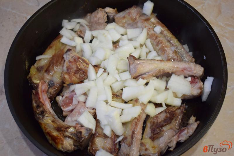 Фото приготовление рецепта: Свиные ребрышки с соевым соусом и базиликом шаг №3