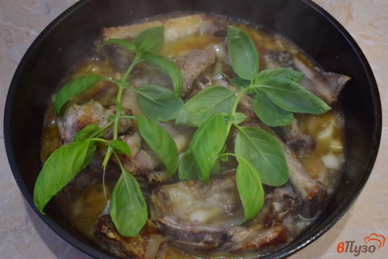 Фото приготовление рецепта: Свиные ребрышки с соевым соусом и базиликом шаг №4