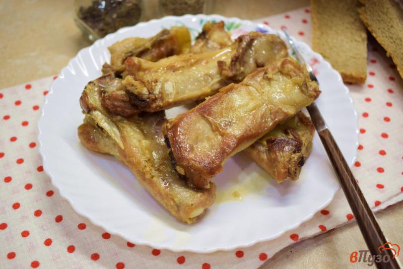 Фото приготовление рецепта: Свиные ребрышки с соевым соусом и базиликом шаг №5