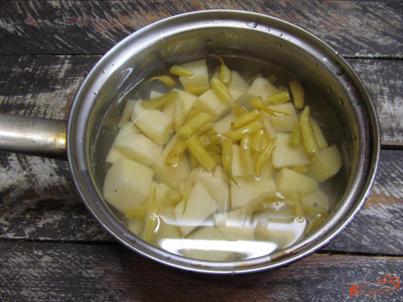 Фото приготовление рецепта: Картофельное пюре с восковой фасолью и сыром шаг №1