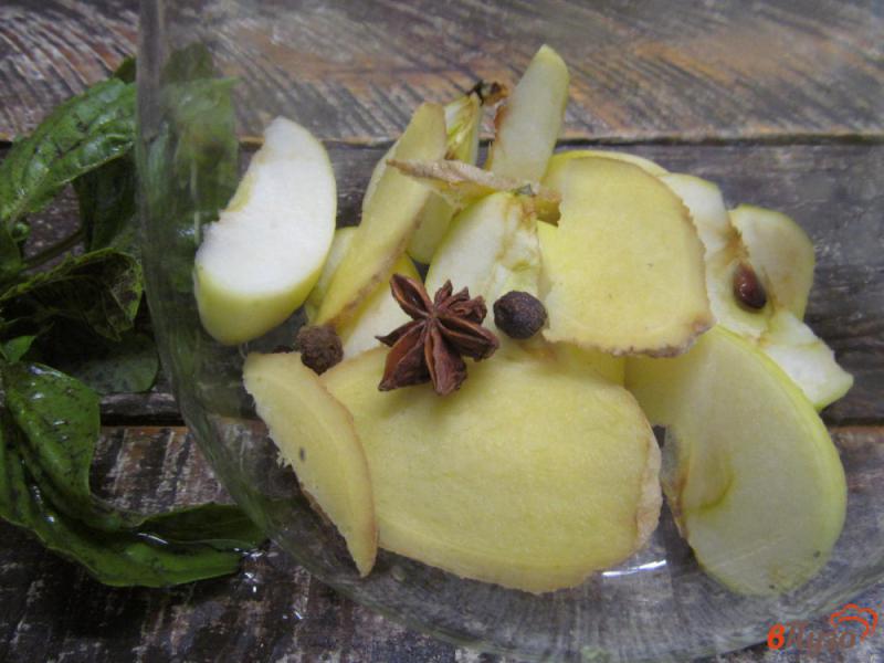 Фото приготовление рецепта: Яблочно-имбирный чай с мятой и базиликом шаг №2
