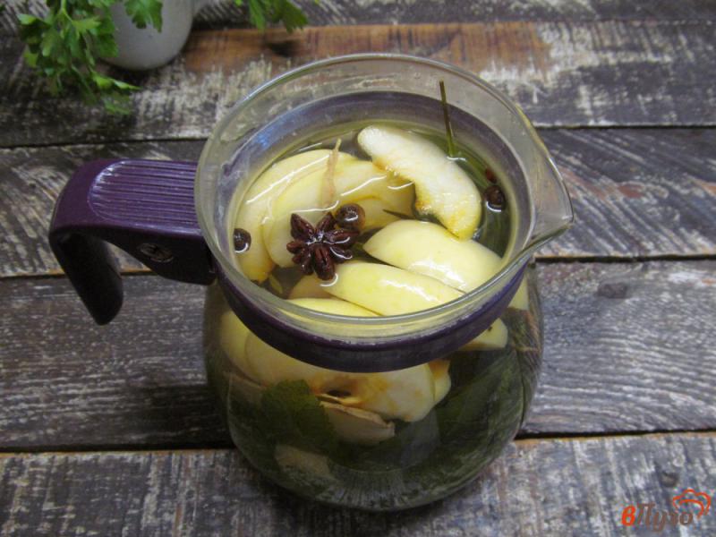 Фото приготовление рецепта: Яблочно-имбирный чай с мятой и базиликом шаг №5