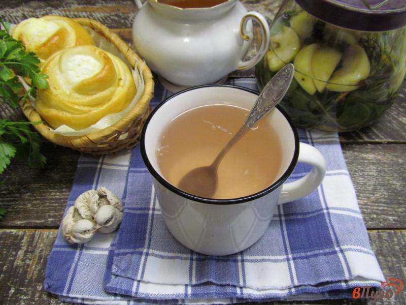 Фото приготовление рецепта: Яблочно-имбирный чай с мятой и базиликом шаг №6