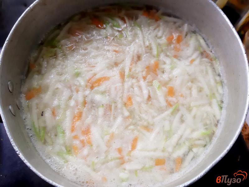 Фото приготовление рецепта: Суп из брокколи цуккини с сыром шаг №3