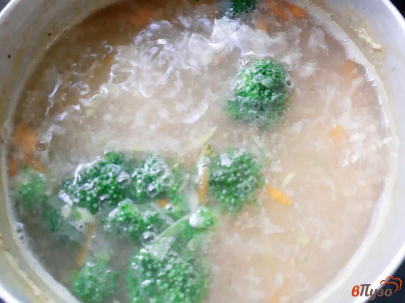Фото приготовление рецепта: Суп из брокколи цуккини с сыром шаг №6