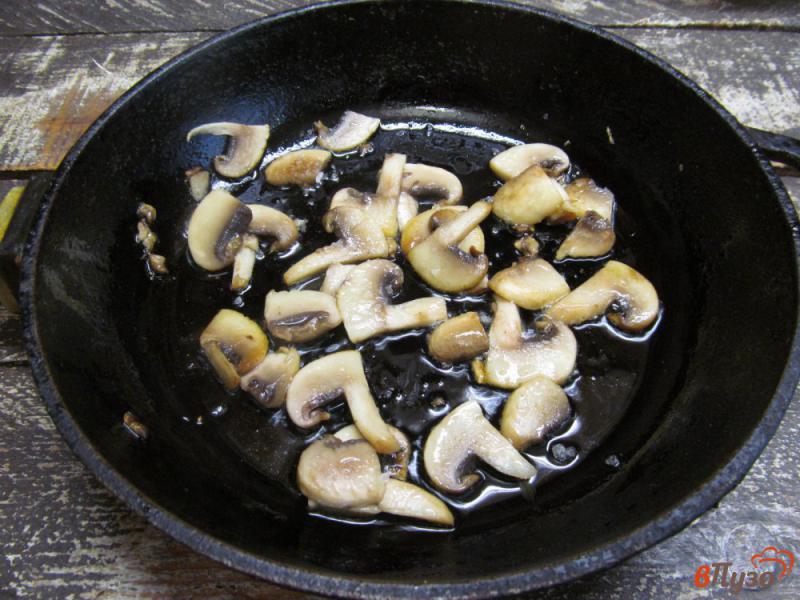 Фото приготовление рецепта: Салат из кус-куса с грибами и жареным сыром шаг №2