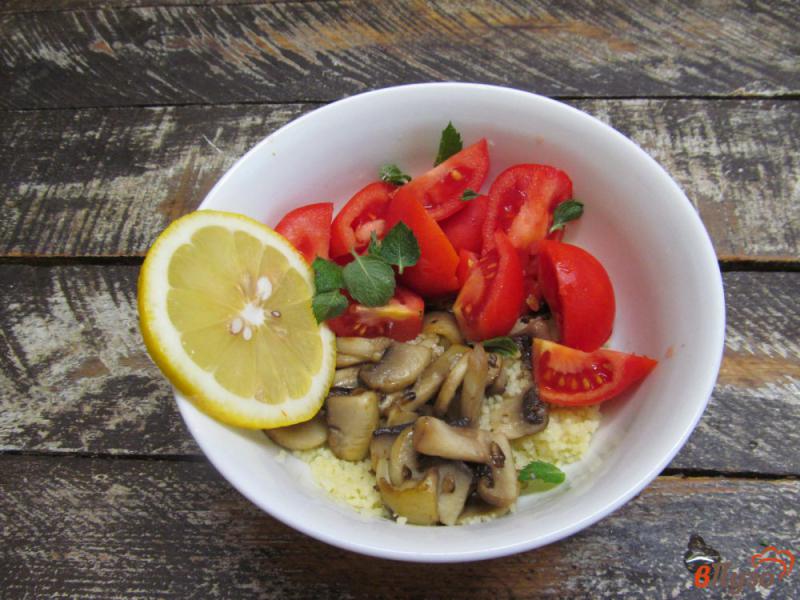 Фото приготовление рецепта: Салат из кус-куса с грибами и жареным сыром шаг №3