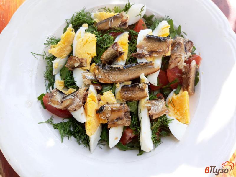 Фото приготовление рецепта: Салат из рукколы с яйцом и шпротами шаг №9