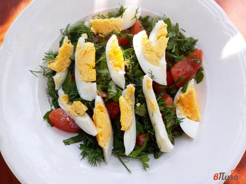 Фото приготовление рецепта: Салат из рукколы с яйцом и шпротами шаг №8