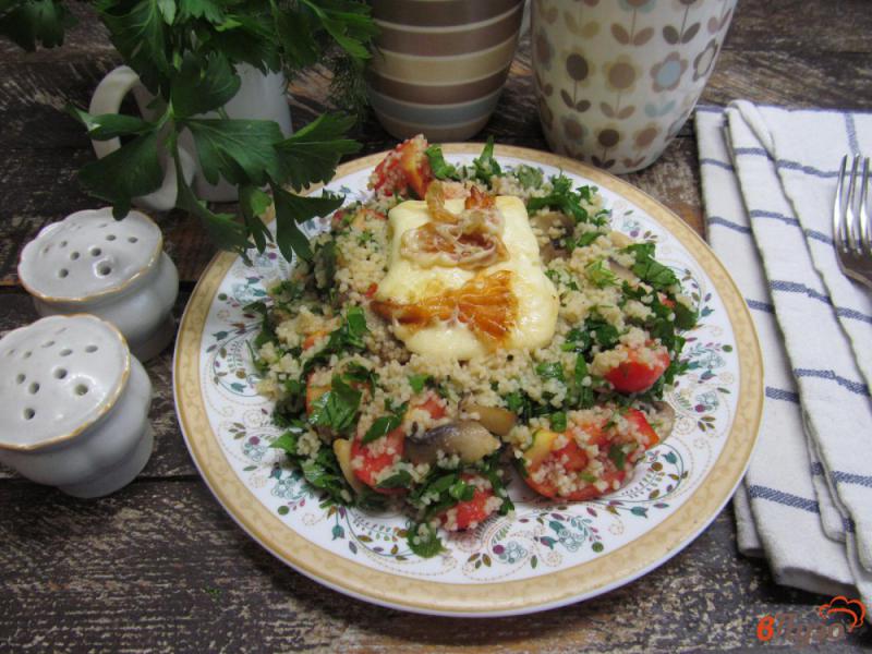 Фото приготовление рецепта: Салат из кус-куса с грибами и жареным сыром шаг №6