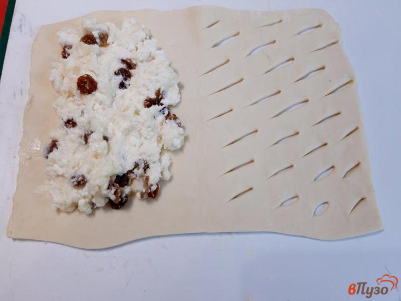 Фото приготовление рецепта: Слоеные пирожки с творогом и изюмом шаг №6