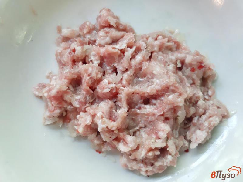 Фото приготовление рецепта: Чебуреки со свиным фаршем шаг №3