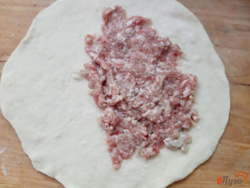 Фото приготовление рецепта: Чебуреки со свиным фаршем шаг №4