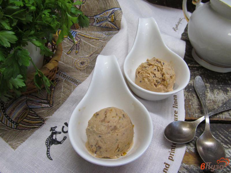 Фото приготовление рецепта: Мороженое из творога со сливой и шоколадом шаг №9
