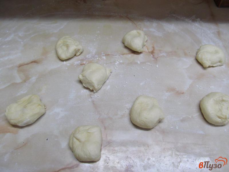 Фото приготовление рецепта: Булочки из дрожжевого теста на кефире с творогом шаг №6