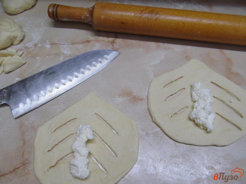 Фото приготовление рецепта: Булочки из дрожжевого теста на кефире с творогом шаг №8